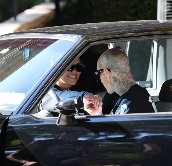 Kourtney Kardashian et son fiancé Travis Barker en voiture à la sortie du "Bel Air Hotel" à Beverly Hills. Los Angeles, le 14 novembre 2021. 