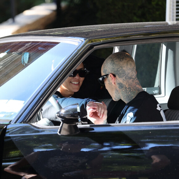 Kourtney Kardashian et son fiancé Travis Barker en voiture à la sortie du "Bel Air Hotel" à Beverly Hills. Los Angeles, le 14 novembre 2021. 