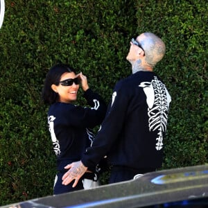 Exclusif - Kourtney Kardashian et son fiancé Travis Barker s'embrassent à la sortie du "Bel Air Hotel" à Beverly Hills. Los Angeles, le 14 novembre 2021. 
