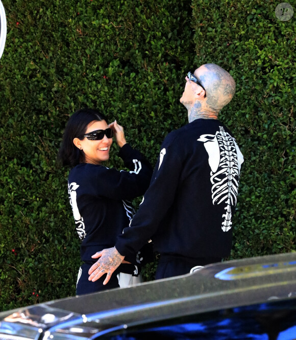 Exclusif - Kourtney Kardashian et son fiancé Travis Barker s'embrassent à la sortie du "Bel Air Hotel" à Beverly Hills. Los Angeles, le 14 novembre 2021. 