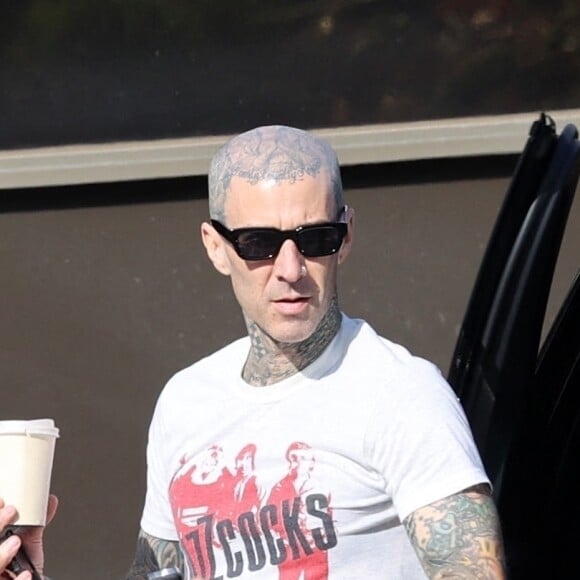 Exclusif - Travis Barker est allé chercher un café à emporter à Los Angeles, le 8 novembre 2021. 