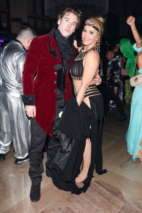 Exclusif - Shanna Moakler semble oublier son ex-compagnon Travis Barker dans les bras de Matthew Rondeau lors d'une fête d'Halloween à Los Angeles, le 31 octobre 2021.