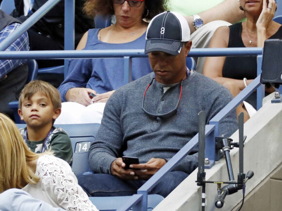 Tiger Woods et son fils Charlie dans les tribunes de l'US Open 2017 à New York, le 10 septembre 2017.