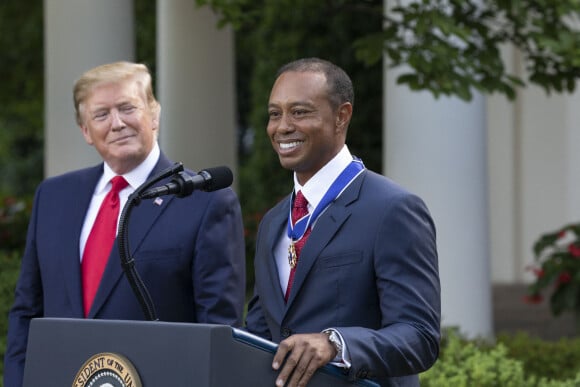 Le président Donald Trump remet la médaille présidentielle de la liberté au golfeur Tiger Wood à la Maison Blanche à Washington le 6 mai 2019.