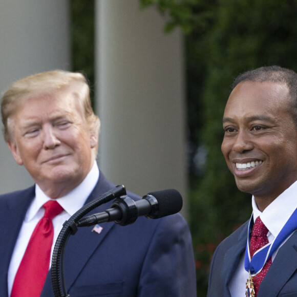 Le président Donald Trump remet la médaille présidentielle de la liberté au golfeur Tiger Wood à la Maison Blanche à Washington le 6 mai 2019.
