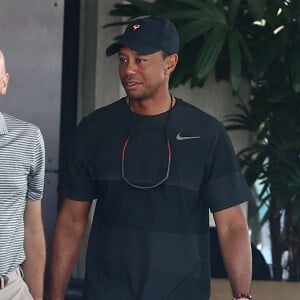 Tiger Woods sort d'une école de golf accompagné d'un garde d'une corps à Jupiter dans le comté de Palm Beach en Floride. Tiger a remporté son 15ème titre d'une Grand Chelem à Augusta dimanche dernier. Le 16 avril 2019