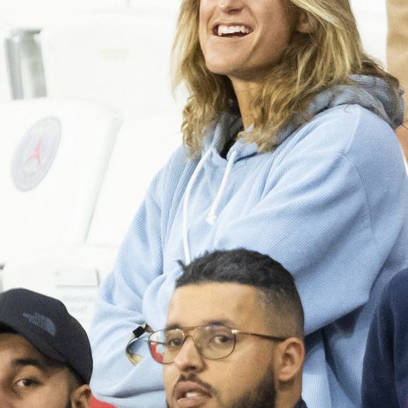 Amélie Mauresmo et son fils - People assistent à la victoire du PSG (2) face à Manchester City (0) lors de la deuxième journée de la Ligue des champions au Parc des Princes à Paris le 28 septembre 2021. © Cyril Moreau/Bestimage