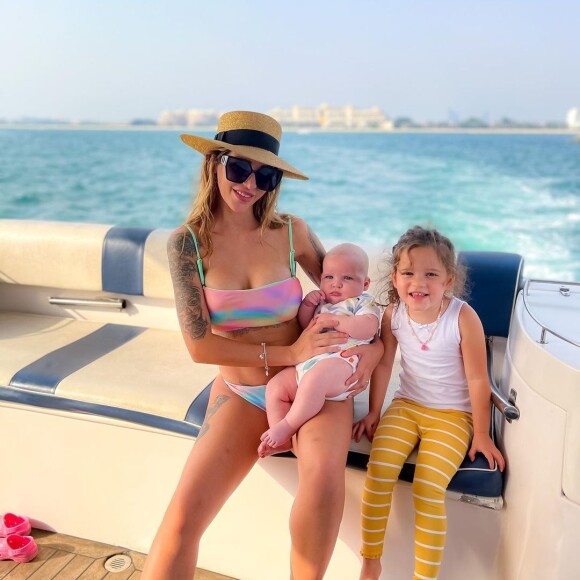 Julia Paredes avec Luna et Vittorio sur un bateau