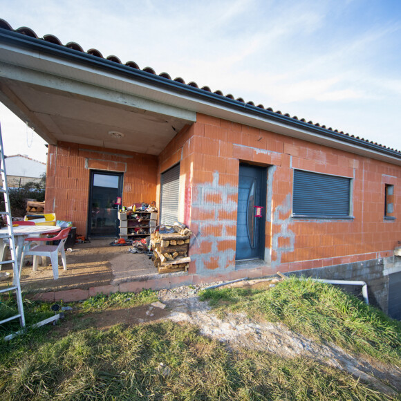 La maison en construction de Delphine Jubillar (Aussaguel) , disparue sans laisser de traces depuis le 16 décembre 2020 à Cagnac les Mines dans le Tarn. Un gendarme et une équipe du service des eaux ont mené des investigations pour chercher des traces dans le réseau raccordé à la maison. Le 7 janvier 2021  © Frédéric Maligne / Bestimage