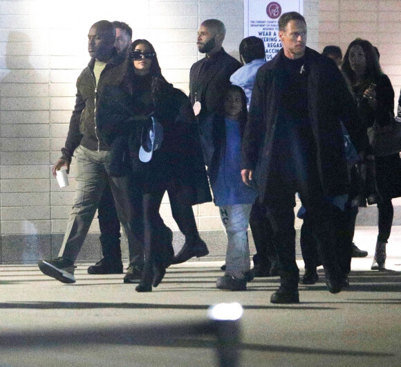 Exclusif - Kim Kardashian et ses enfants North et Saint assistent au concert caritatif "Free Larry Hoover" de Kanye West et Drake au Memorial Coliseum à Los Angeles, le 9 décembre 2021.