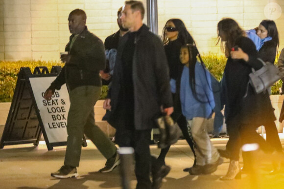 Exclusif - Kim Kardashian et ses enfants North et Saint assistent au concert caritatif "Free Larry Hoover" de Kanye West et Drake au Memorial Coliseum à Los Angeles, le 9 décembre 2021.