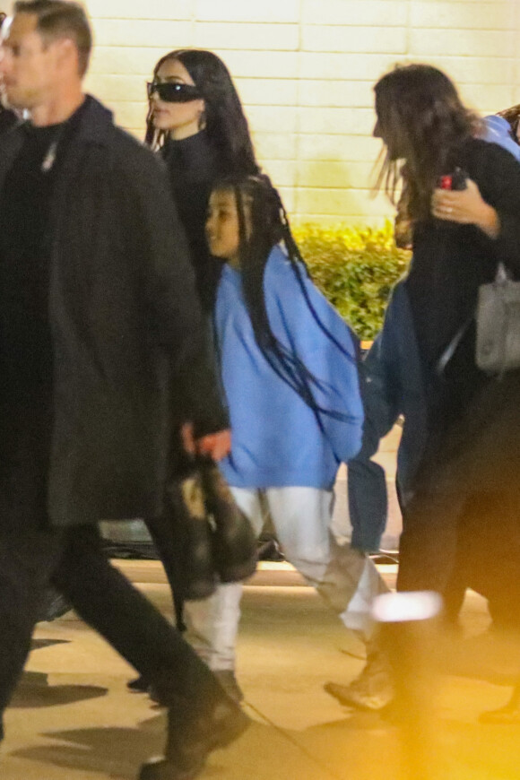 Exclusif - Kim Kardashian et ses enfants North et Saint assistent au concert caritatif "Free Larry Hoover" de Kanye West et Drake au Memorial Coliseum à Los Angeles, le 9 décembre 2021.