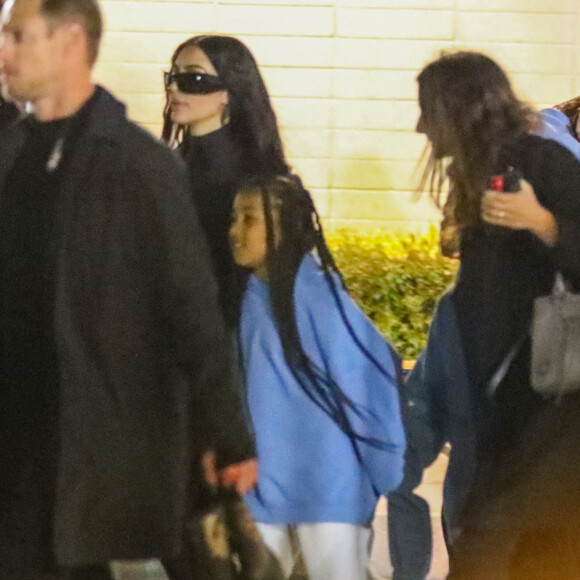 Exclusif - Kim Kardashian et ses enfants North et Saint assistent au concert caritatif "Free Larry Hoover" de Kanye West et Drake au Memorial Coliseum à Los Angeles, le 9 décembre 2021.