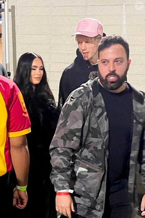 Exclusif - Megan Fox et Machine Gun Kelly assistent au concert caritatif "Free Larry Hoover" de Kanye West et Drake au Memorial Coliseum à Los Angeles, le 9 décembre 2021.