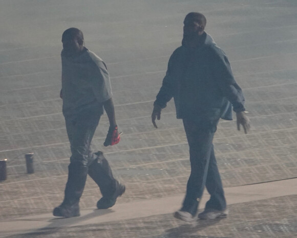 Kanye West et Drake sur scène pour le concert caritatif "Free Larry Hoover" au Memorial Coliseum de Los Angeles, le 9 décembre 2021.