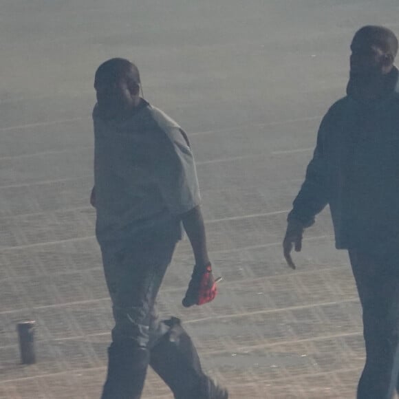 Kanye West et Drake sur scène pour le concert caritatif "Free Larry Hoover" au Memorial Coliseum de Los Angeles, le 9 décembre 2021.