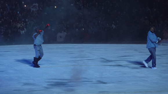 Kanye West et Drake sur scène pour le concert caritatif "Free Larry Hoover" au Memorial Coliseum de Los Angeles, le 9 décembre 2021.