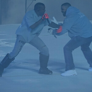 Kanye West et Drake sur scène pour le concert caritatif "Free Larry Hoover" au Memorial Coliseum de Los Angeles, le 9 décembre 2021.