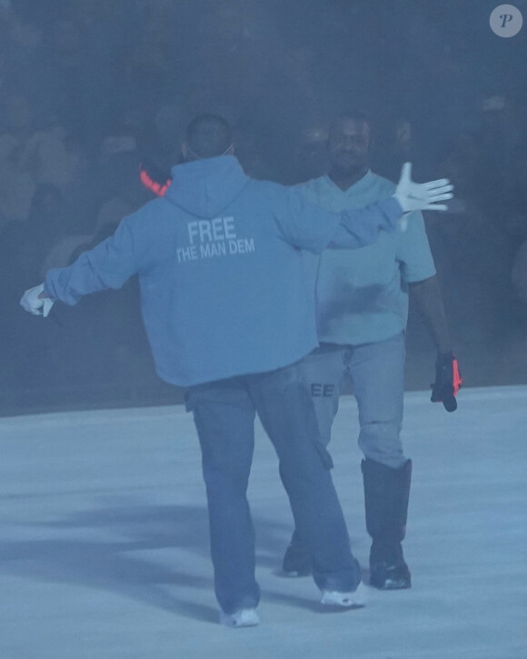 Kanye West et Drake sur scène pour le concert caritatif "Free Larry Hoover" au Memorial Coliseum de Los Angeles, le 9 décembre 2021.