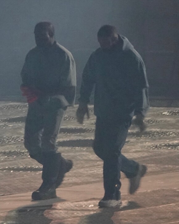 Kanye West et Drake sur scène pour le concert caritatif "Free Larry Hoover" au Memorial Coliseum de Los Angeles, le 9 décembre 2021.