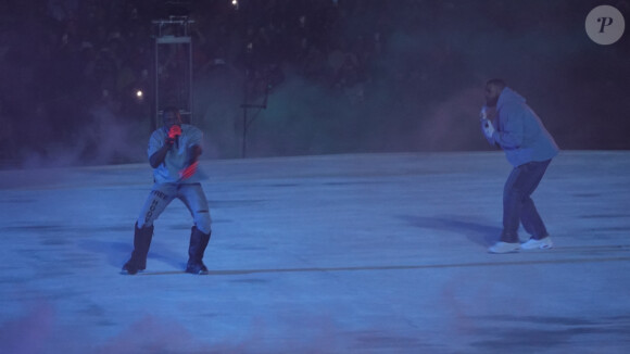 Kanye West et Drake sur scène pour le concert caritatif "Free Larry Hoover" au Memorial Coliseum de Los Angeles, le 9 décembre 2021.