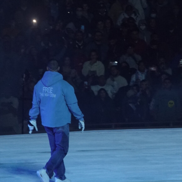 Kanye West et Drake sur scène pour le concert caritatif "Free Larry Hoover" au Memorial Coliseum de Los Angeles, le 9 décembre 2021.