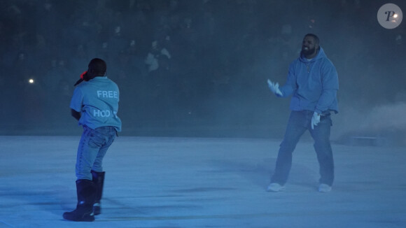 Kanye West et Drake sur scène pour le concert caritatif "Free Larry Hoover" au Memorial Coliseum de Los Angeles, le 9 décembre 2021.