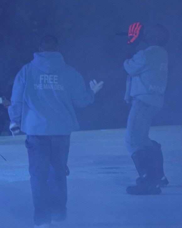 Kanye West et Drake sur scène pour le concert caritatif "Free Larry Hoover" au Memorial Coliseum de Los Angeles, le 9 décembre 2021.