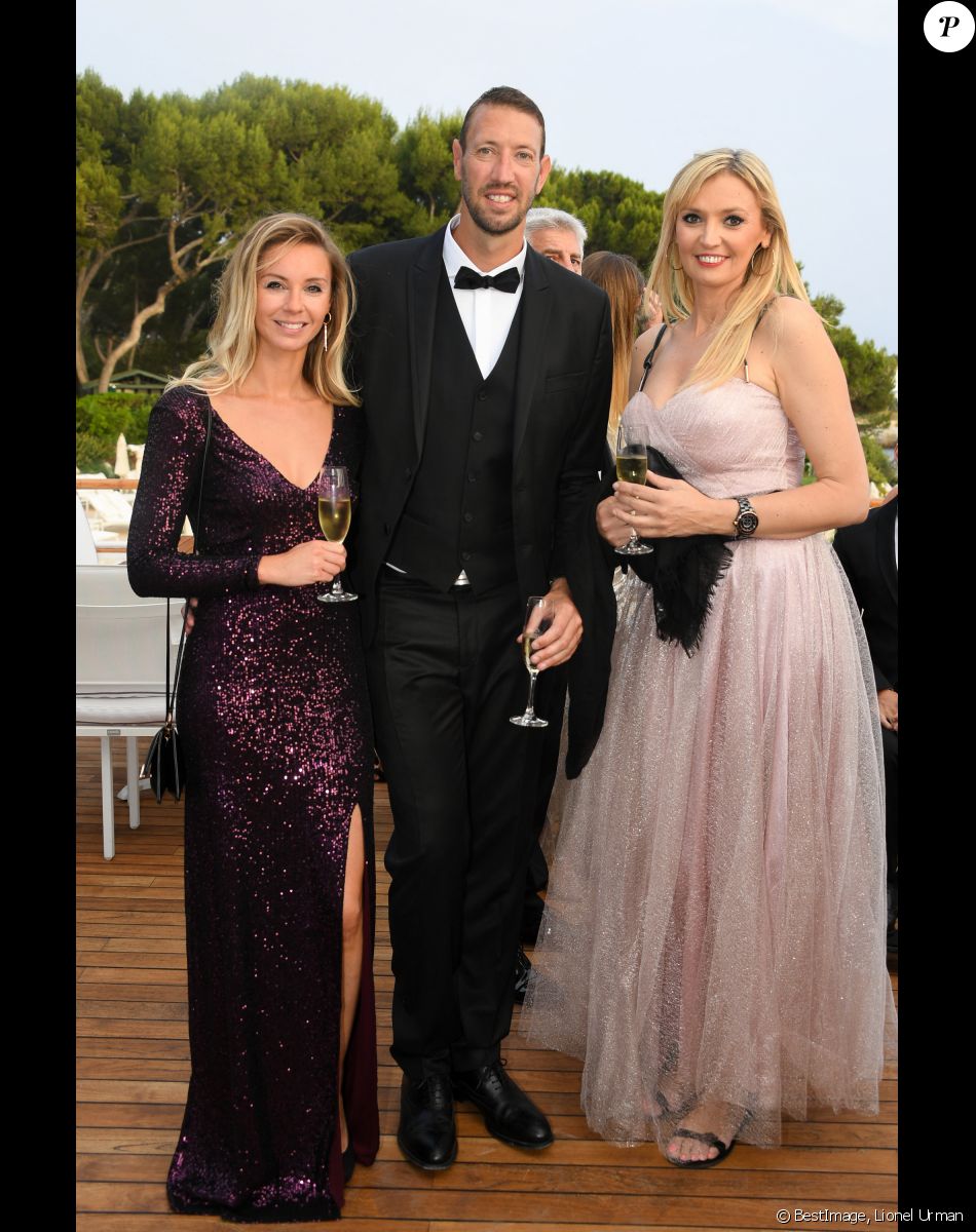 Exclusif - Alain Bernard, sa fiancée Faustine et Victoria Ravva lors de la soirée de gala de la Croix Rouge à l'hôtel du Cap-Eden-Roc au Cap d'Antibes le 14 juin 2019. © Lionel Urman / Bestimage