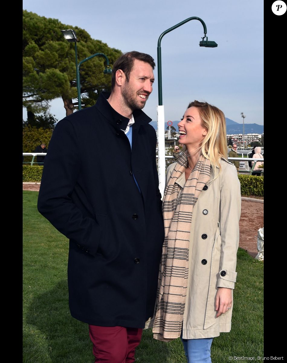 Exclusif - Alain Bernard et sa compagne Faustine ont découvert en amoureux l'univers des courses hippiques - Journée caritative au profit de la Fondation Claude Pompidou à l'Hippodrome de la Côte d'Azur à Cagnes-sur-Mer, le 11 février 2018. © Bruno Bebert/LMS/Bestimage