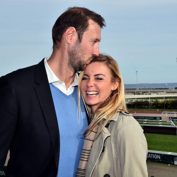 Exclusif - Alain Bernard et sa compagne Faustine ont découvert en amoureux l'univers des courses hippiques - Journée caritative au profit de la Fondation Claude Pompidou à l'Hippodrome de la Côte d'Azur à Cagnes-sur-Mer. © Bruno Bebert/LMS/Bestimage