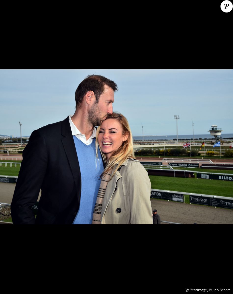 Exclusif - Alain Bernard et sa compagne Faustine ont découvert en amoureux l'univers des courses hippiques - Journée caritative au profit de la Fondation Claude Pompidou à l'Hippodrome de la Côte d'Azur à Cagnes-sur-Mer. © Bruno Bebert/LMS/Bestimage