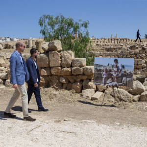 Le prince William, duc de Cambridge, et le prince Hussein de Jordanie en visite sur le site archéologique de Gérasa en Jordanie. Le 25 juin 2018