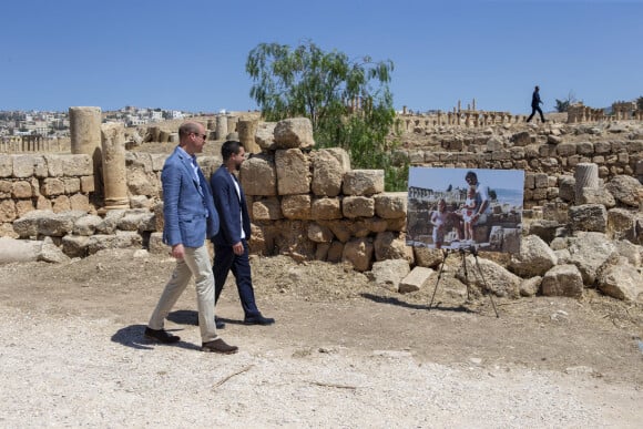 Le prince William, duc de Cambridge, et le prince Hussein de Jordanie en visite sur le site archéologique de Gérasa en Jordanie. Le 25 juin 2018