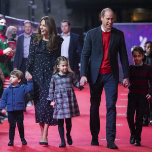 Le prince William, duc de Cambridge, et Catherine (Kate) Middleton, duchesse de Cambridge, avec leurs enfants le prince George, la princesse Charlotte et le prince Louis ont assisté à un spectacle donné en l'honneur des personnes qui ont été mobilisées pendant la pandémie au Palladium à Londres, Royaume Uni, le 11 décembre 2020.