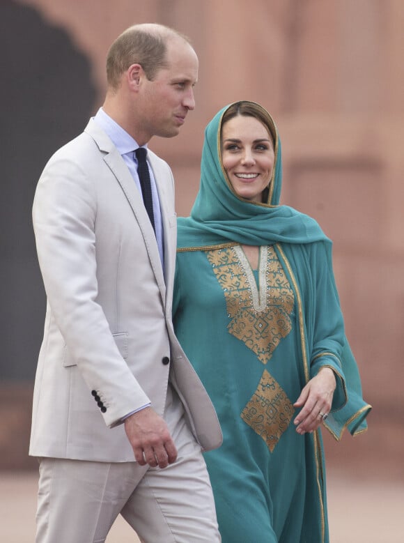 Le prince William, duc de Cambridge, et Catherine (Kate) Middleton, duchesse de Cambridge visitent la Mosquée Badshahi à Lahore au Pakistan le 17 octobre 2019.