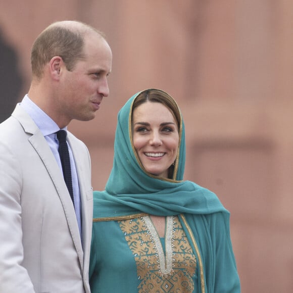 Le prince William, duc de Cambridge, et Catherine (Kate) Middleton, duchesse de Cambridge visitent la Mosquée Badshahi à Lahore au Pakistan le 17 octobre 2019.