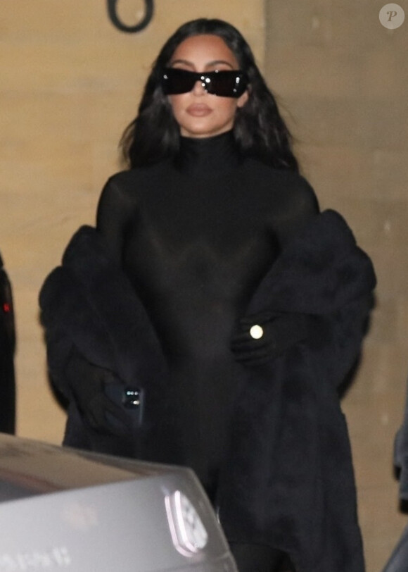 Kim Kardashian a dîné avec sa mère Kris Jenner et son compagnon Corey Gamble au restaurant Nobu à Malibu le 9 décembre 2021.