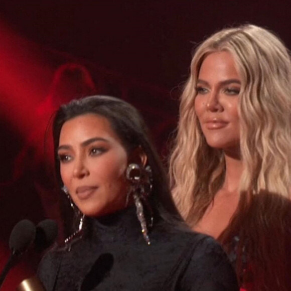 Kim Kardashian, Khloe Kardashian et Kris Jenner sur la scène des "People's Choice Awards" à Los Angeles, le 7 décembre 2021.