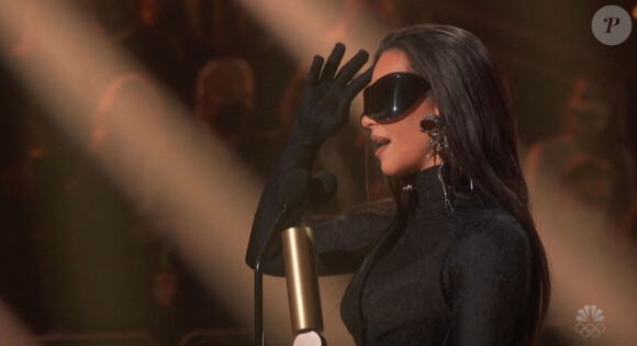 Kim Kardashian sur la scène des "People's Choice Awards" à Los Angeles, le 7 décembre 2021.