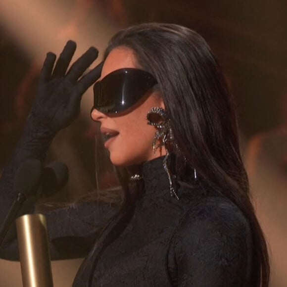 Kim Kardashian sur la scène des "People's Choice Awards" à Los Angeles, le 7 décembre 2021.