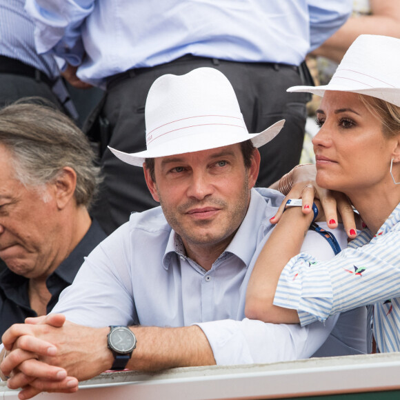 Richard Berry avec Elodie Gossuin et son mari Bertrand Lacherie dans les tribunes lors des internationaux de tennis de Roland Garros à Paris, France, le 4 juin 2019. © Jacovides-Moreau/Bestimage 