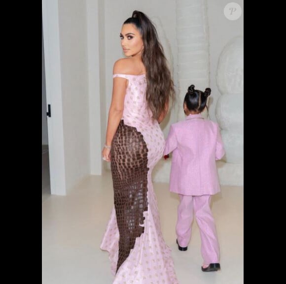 Kim Kardashian et sa fille North fêtent Noël en décembre 2019.