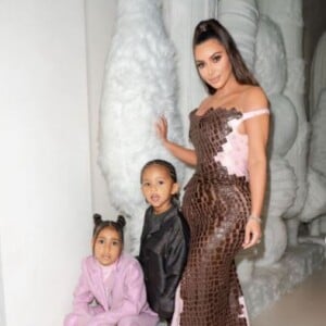 Kim Kardashian et ses enfants North et Saint fêtent Noël en décembre 2019.