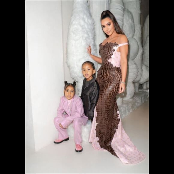Kim Kardashian et ses enfants North et Saint fêtent Noël en décembre 2019.