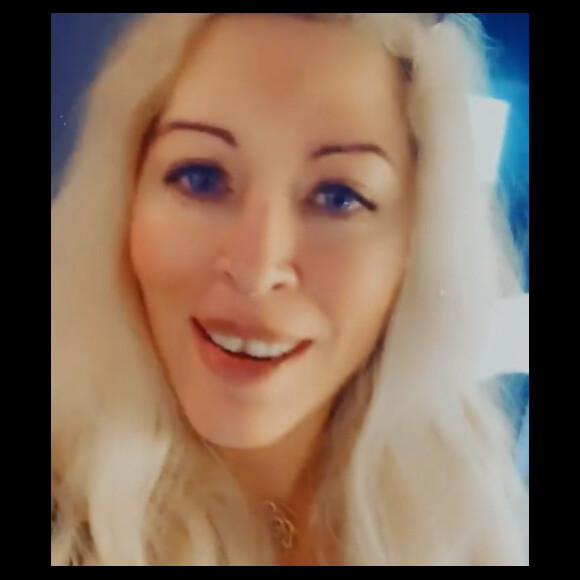 Loana dévoile ses dents du bonheur sur Instagram. Le 26 octobre 2021.