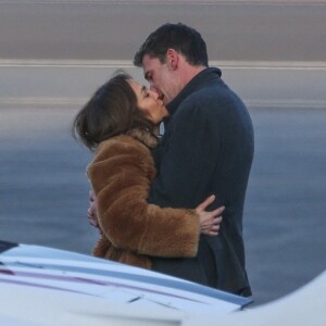Exclusif - Ben Affleck et sa compagne Jennifer Lopez s'embrassent tendrement sur le tarmac de l'aéroport de Los Angeles.