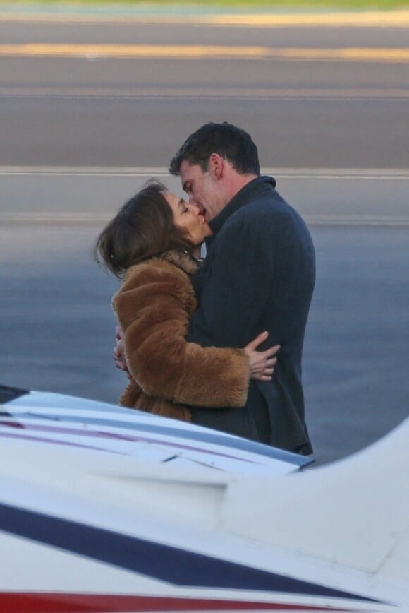 Exclusif - Ben Affleck et sa compagne Jennifer Lopez s'embrassent tendrement sur le tarmac de l'aéroport de Los Angeles.