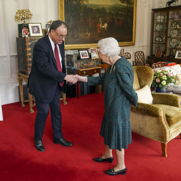 La reine Elisabeth II d'Angleterre reçoit Andrew Bailey, le gouverneur de la Banque d'Angleterre, au château de Windsor, le 24 novembre 2021.