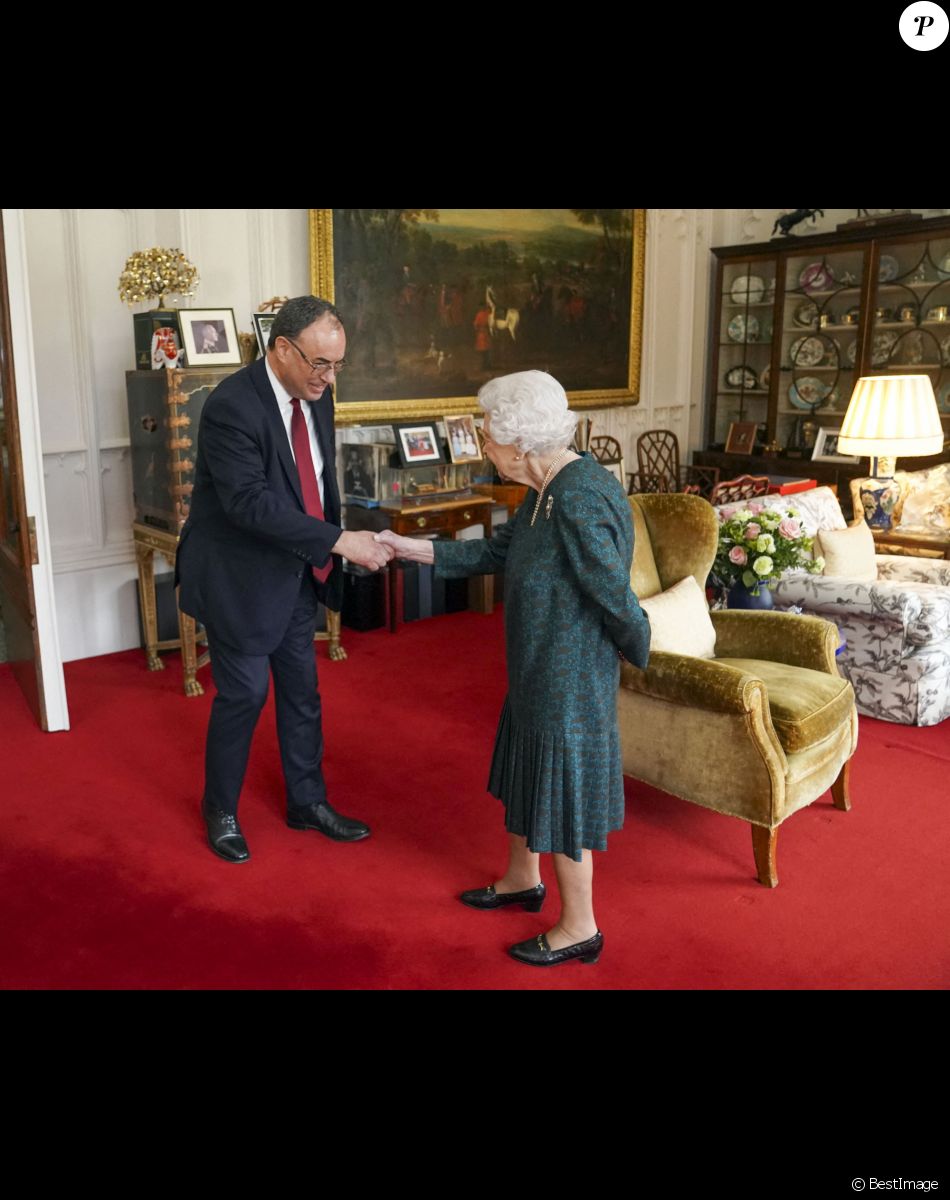 La reine Elisabeth II d'Angleterre reçoit Andrew Bailey, le gouverneur de la Banque d'Angleterre, au château de Windsor, le 24 novembre 2021.